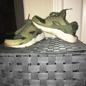 Woman’s Nike air huaraches